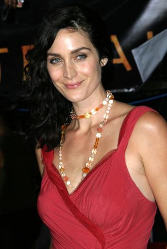 Девушка дня - Carrie-Anne Moss